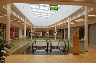 Köpcenter med 90 butiker